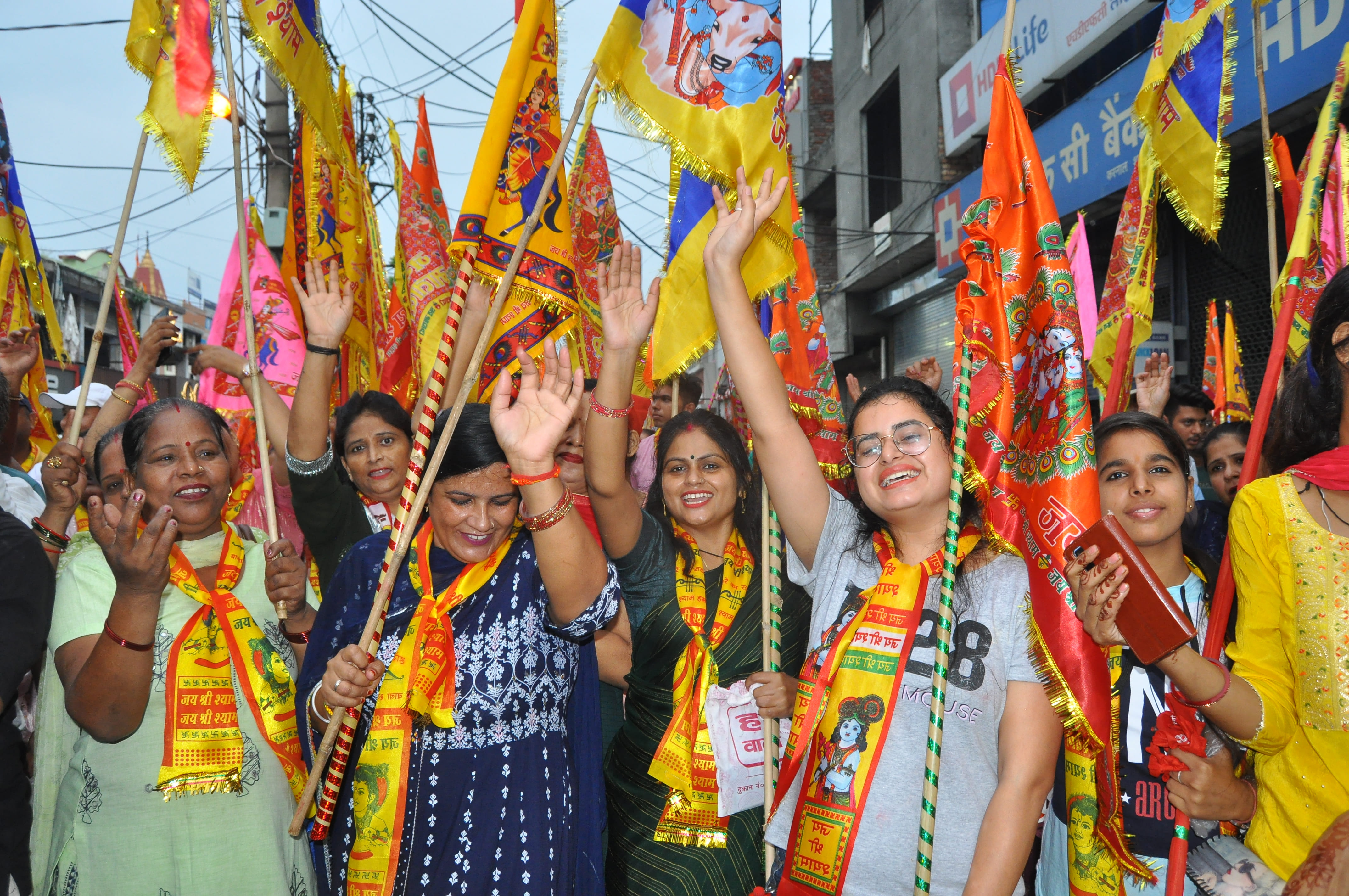 मां झंडेवाली सेवा समिति की ओर से निकाली गइ्र शोभा यात्रा में भजनों पर नाचती श्री श्याम कुंज परिवा