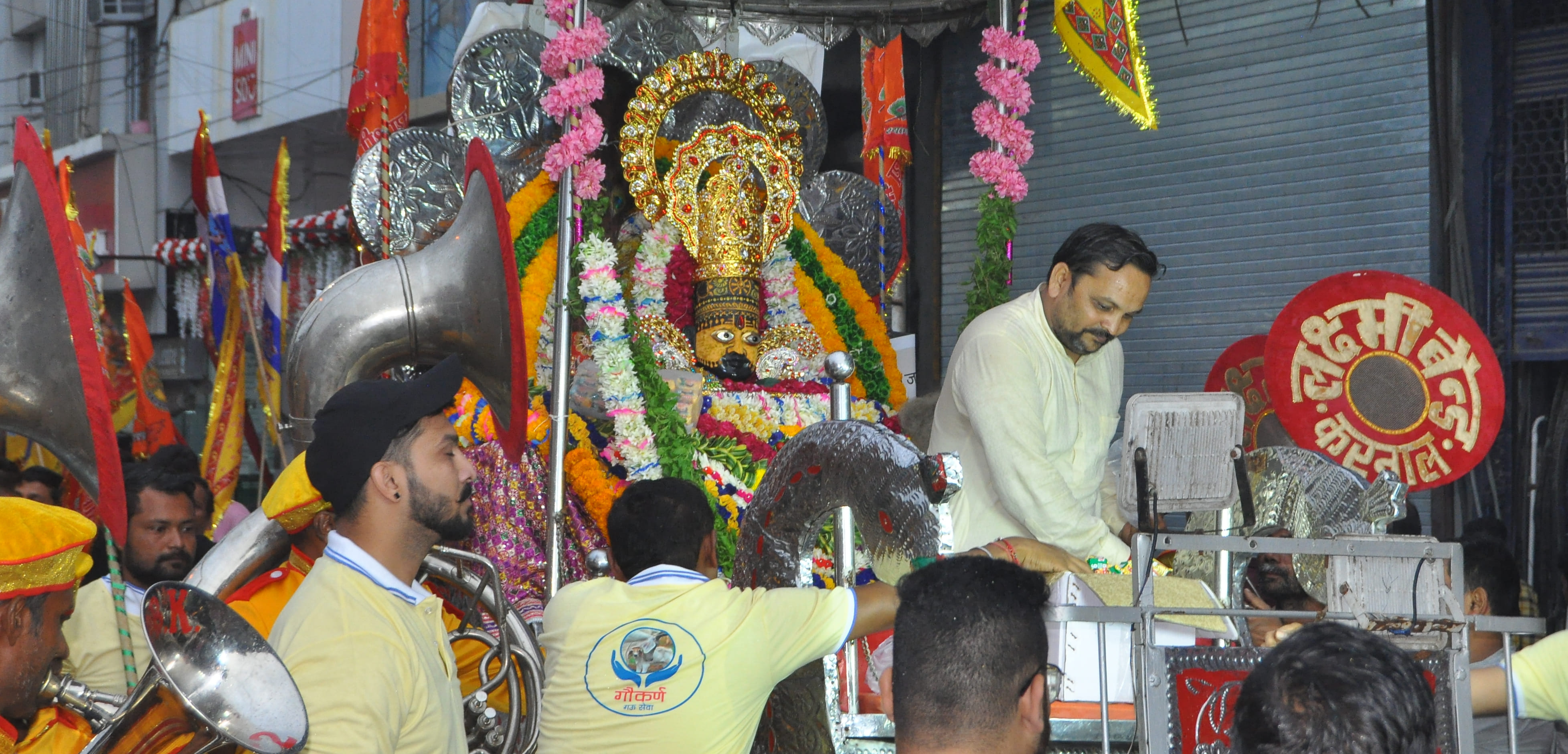 मां झंडेवाली सेवा समिति की ओर से निकाली गइ्र शोभा यात्रा में शामिल श्री खाटू श्याम बाबा का स्वरूप