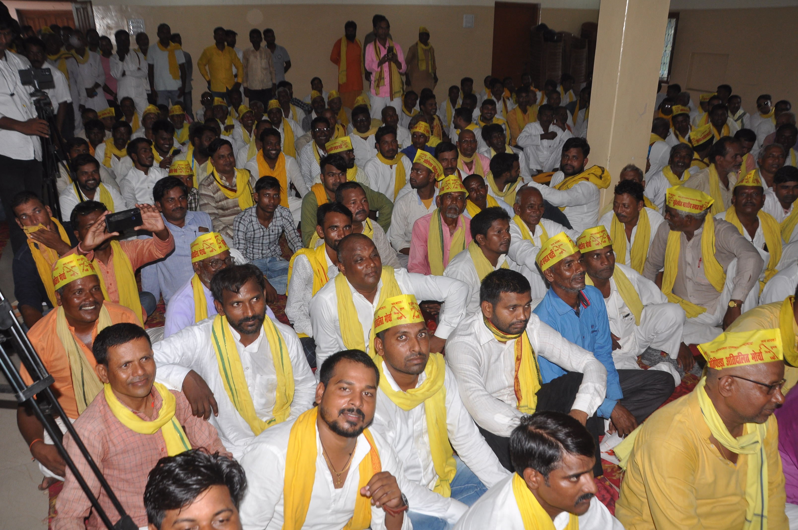 नगर के हिंदी भवन सभागार में सुभासपा के राज्यस्तरीय बैठक में मौजूद पदाधिकारी और कार्यकर्ता।संवा नगर के हिंदी भवन सभागार में सुभासपा के राज्यस्तरीय बैठक में मौजूद पदाधिकारी और कार्यकर्ता।संवा