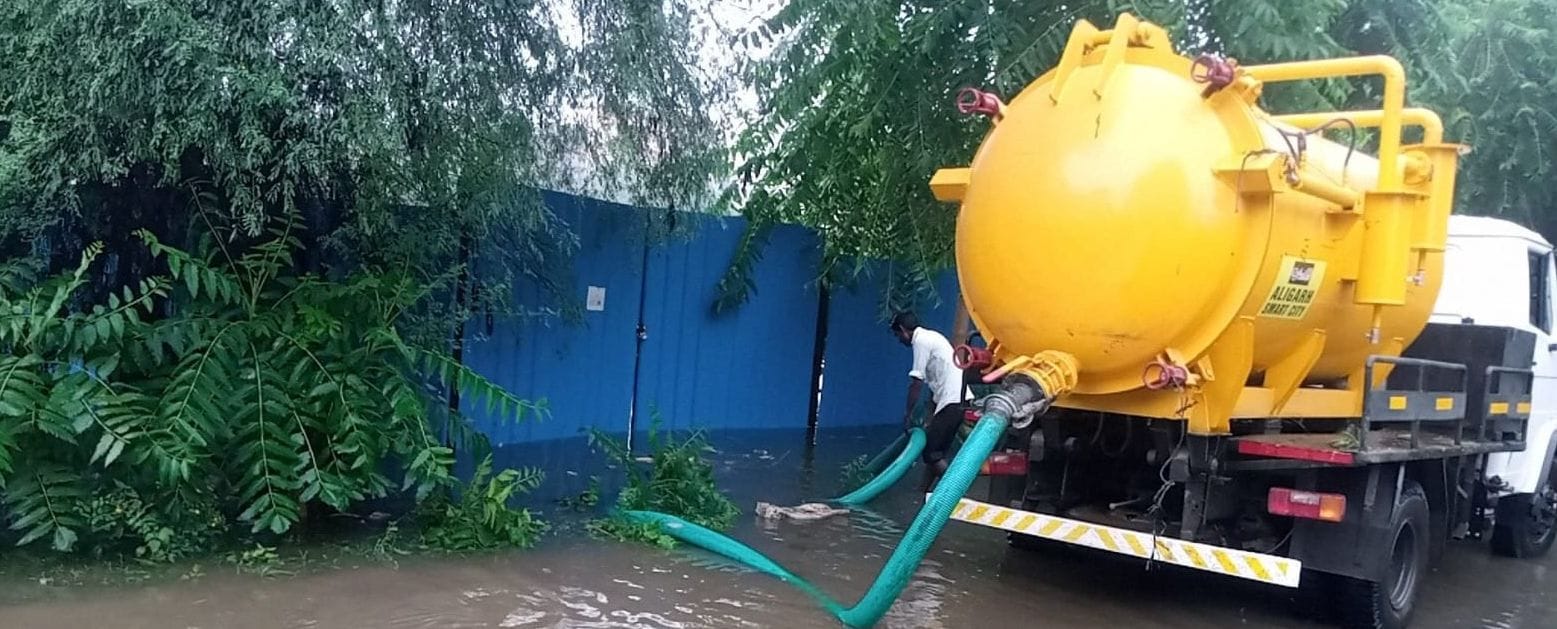नगर सेंट्रल पार्क अपार्टमेंट में भरे पानी को निकालते नगर निगम कर्मी। नगर सेंट्रल पार्क अपार्टमेंट में भरे पानी को निकालते नगर निगम कर्मी।