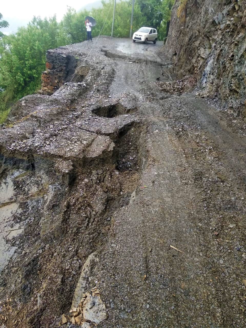 पीड़ियाधार-संगड़ाह सड़क पर डेबरघाट के समीप भूस्खलन से बंद हुआ मार्ग। संवाद पीड़ियाधार-संगड़ाह सड़क पर डेबरघाट के समीप भूस्खलन से बंद हुआ मार्ग। संवाद