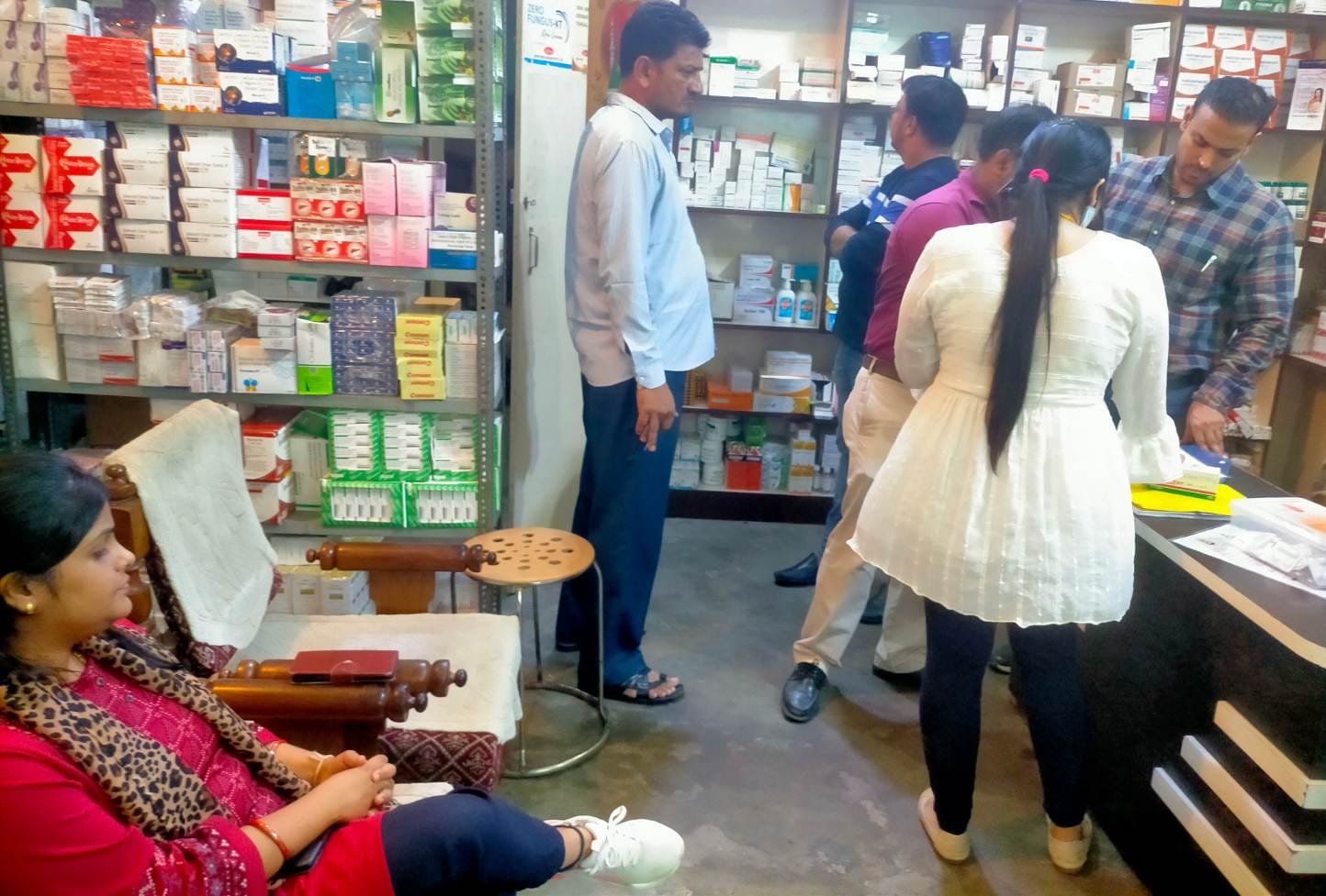 राना में खैर मेडिकल स्टोर में दवाईयों के सैंपल लेती ड्रग विभाग की टीम। राना में खैर मेडिकल स्टोर में दवाईयों के सैंपल लेती ड्रग विभाग की टीम।