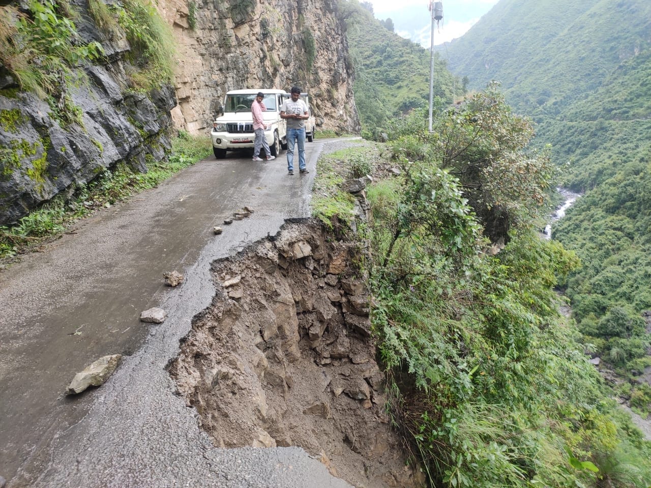 रोनहाट के अंबोटा के समीप बारिश से क्षतिग्रस्त हुआ सोलन-मीनस राज्य राजमार्ग। संवाद रोनहाट के अंबोटा के समीप बारिश से क्षतिग्रस्त हुआ सोलन-मीनस राज्य राजमार्ग। संवाद