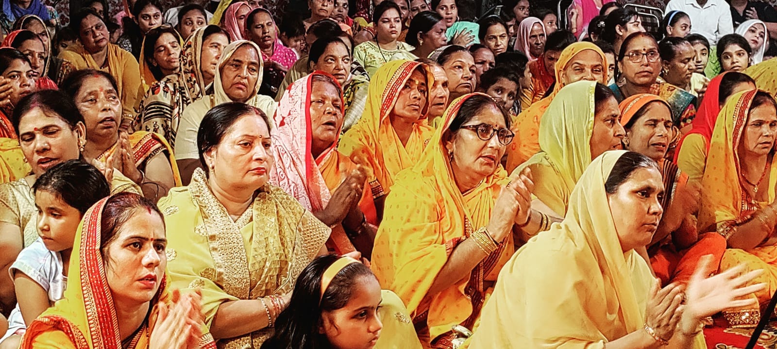 राधा विहार स्थित मॉ वैष्णवी काली मंदिर में श्रीमद्भागवत कथा का आनंद लेते श्रोता राधा विहार स्थित मॉ वैष्णवी काली मंदिर में श्रीमद्भागवत कथा का आनंद लेते श्रोता