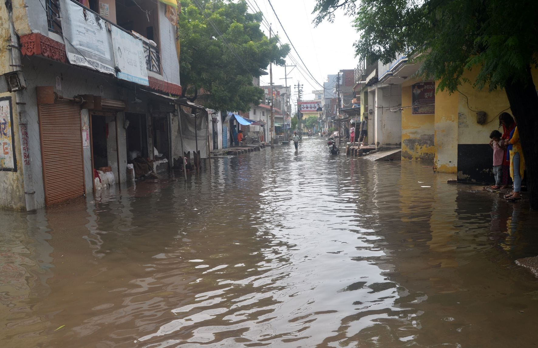 रावण टीला रोड पर भरा पानी।