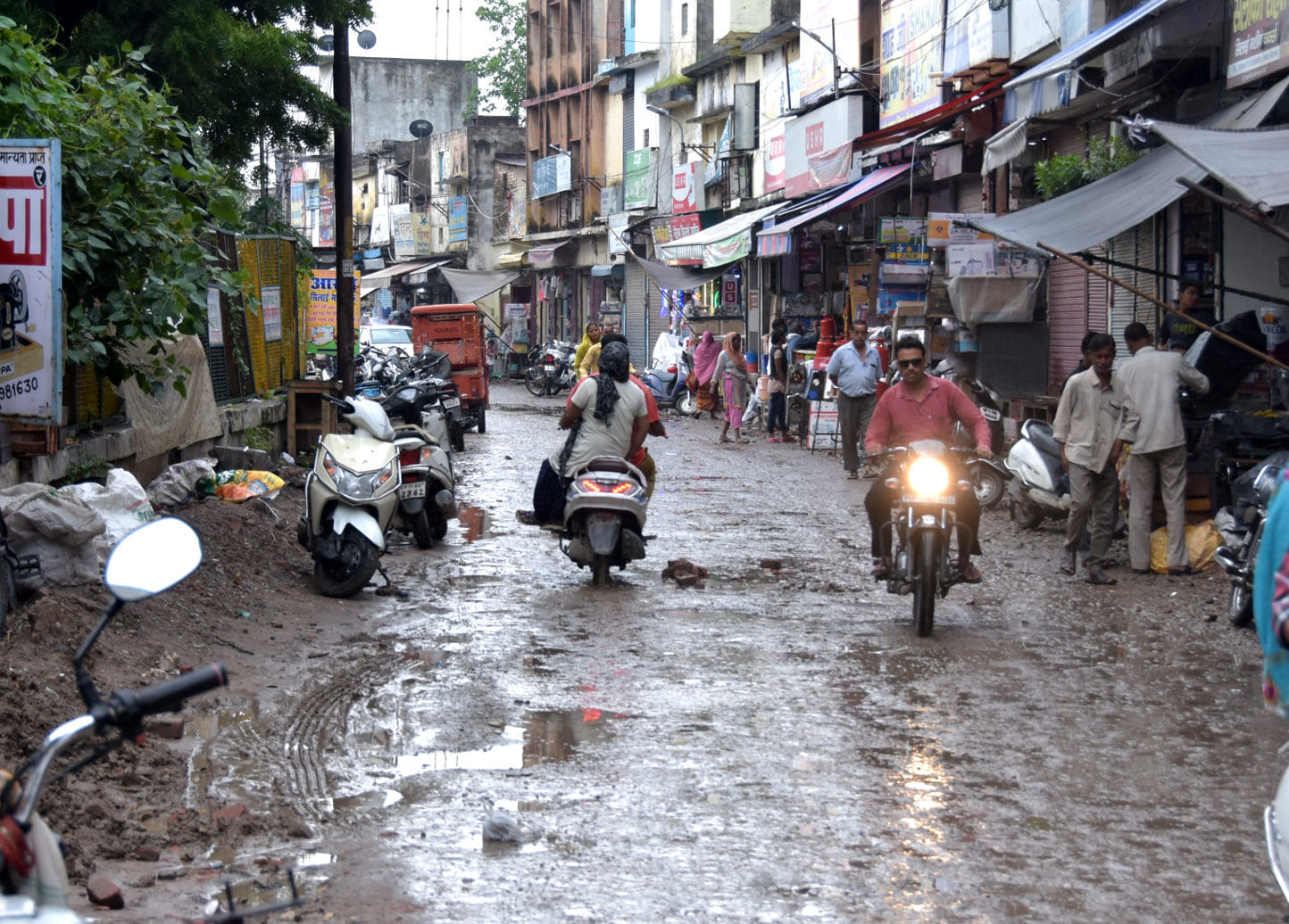 सहारनपुर में बरसात के चलते कीचड़ में तब्दील हुआ अंसारी रोड सहारनपुर में बरसात के चलते कीचड़ में तब्दील हुआ अंसारी रोड