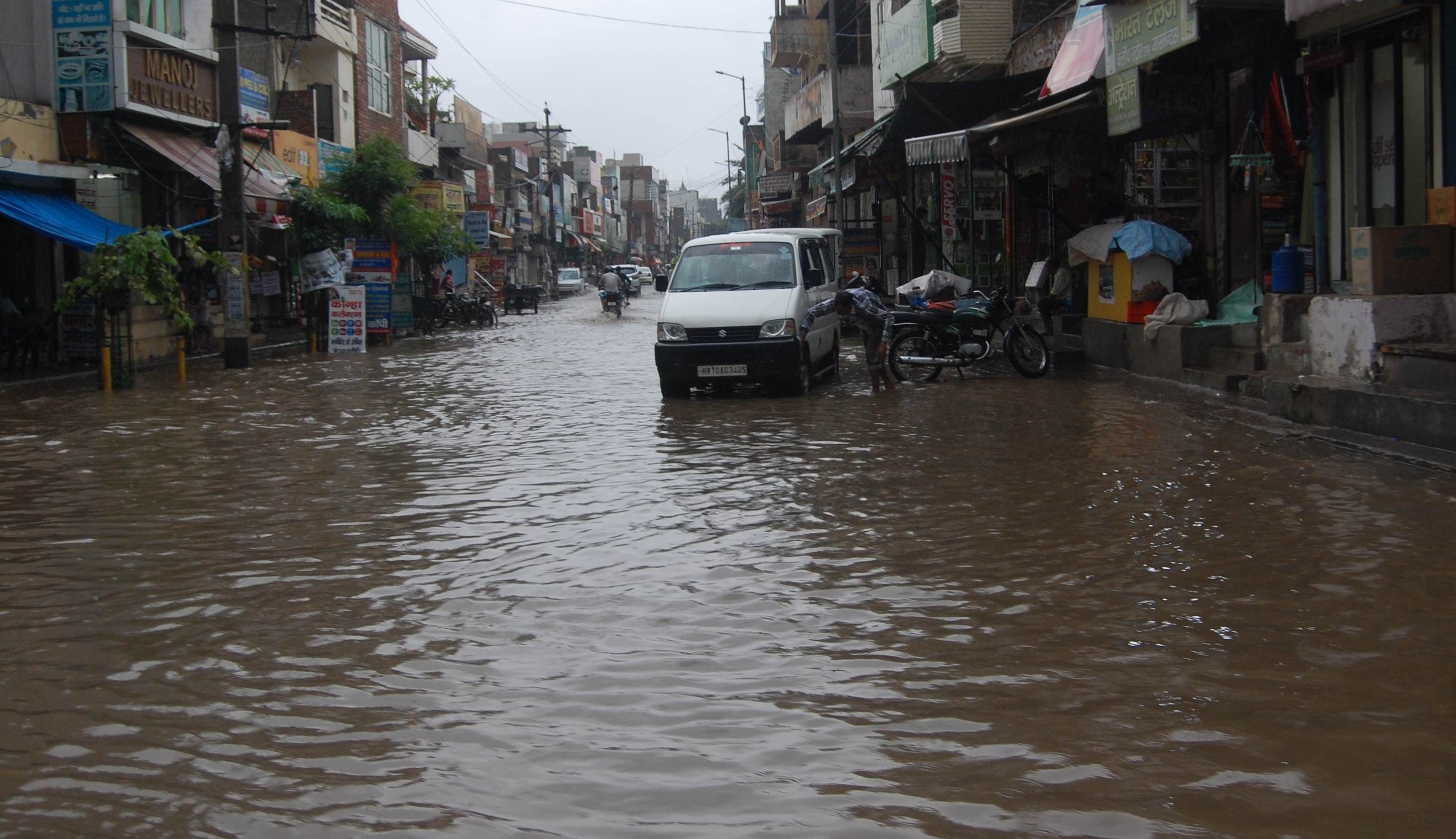 सोनीपत के सारंग रोड पर भरा पानी। संवाद
