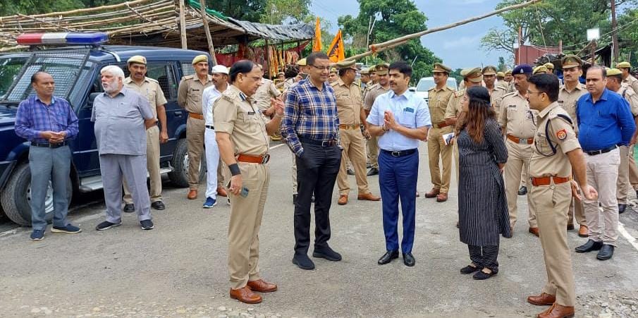 सिद्धपीठ श्री शाकंभरी देवी में मेले की तैयारियों को परखते कमिश्नर और डीआईजी सिद्धपीठ श्री शाकंभरी देवी में मेले की तैयारियों को परखते कमिश्नर और डीआईजी