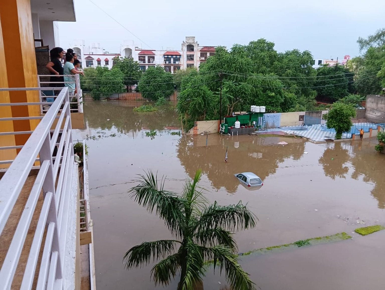 स्वर्ण जयंती नगर स्थित सेंट्रल पार्क अपार्टमेंट में हुआ जलभराव । 