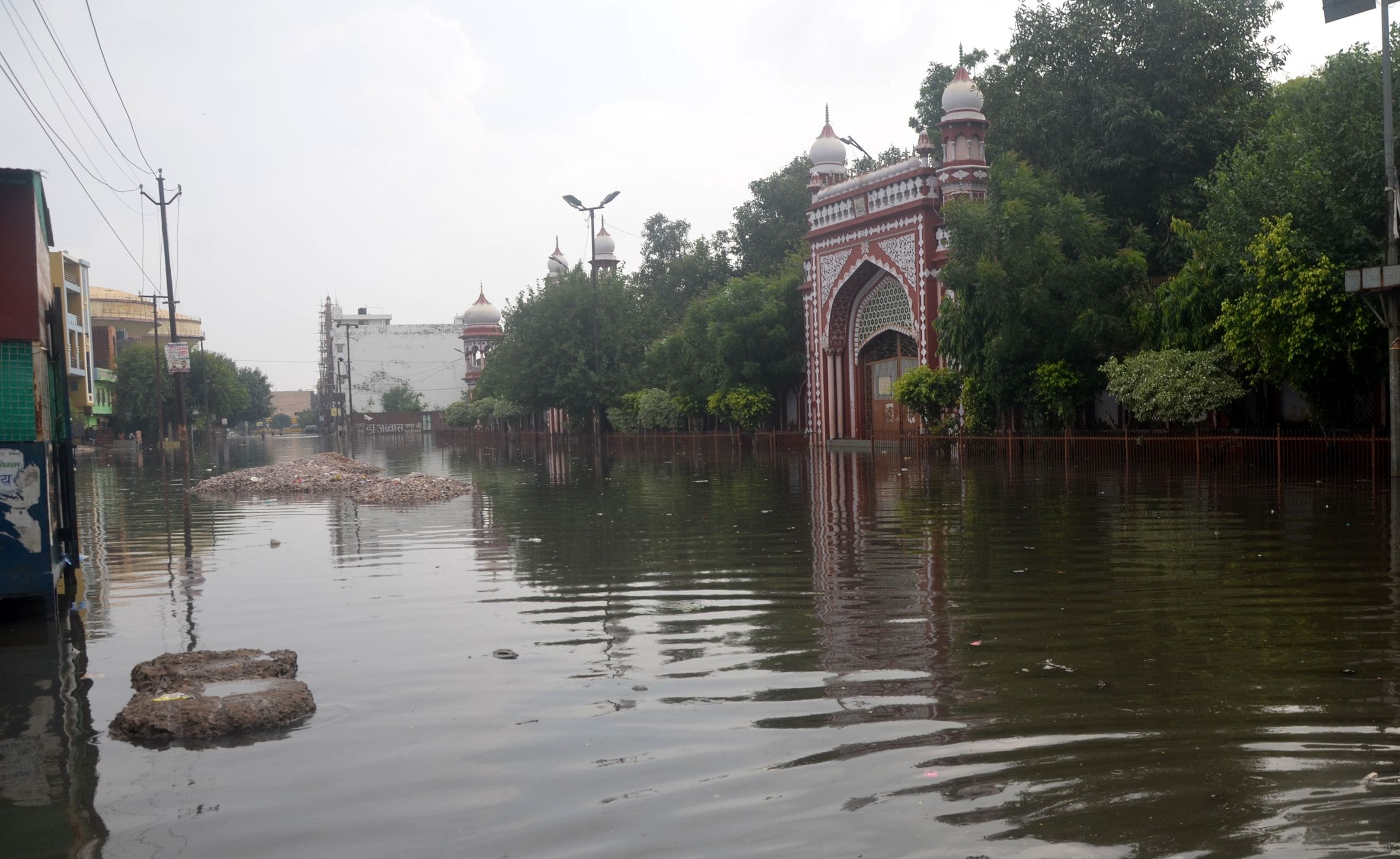 शाहजमाल ईदगाह पर पांच दिन से भरा पानी।