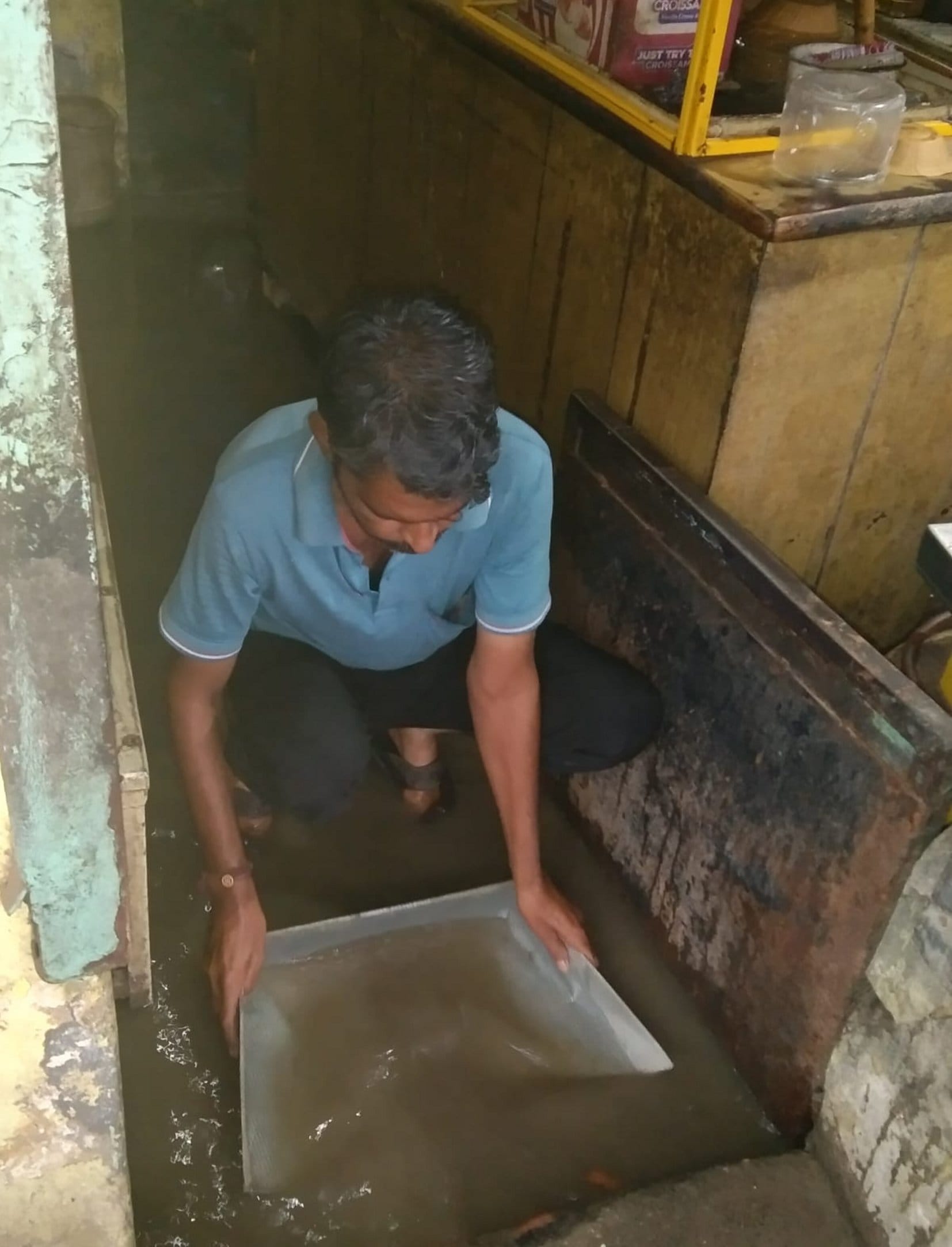 दुकानदारों को भी हुई परेशानी: अग्रवाल मंडी टटीरी में दुकान में भरा बारिश का पानी निकालता दुकानदा?