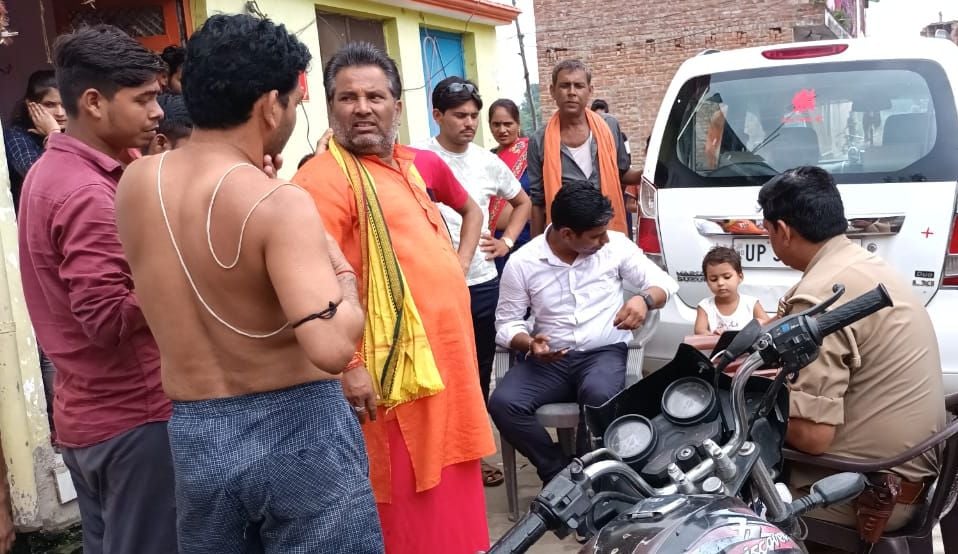 फोटो-04- घर के बाहर परिजनों से पूछताछ करती पुलिस