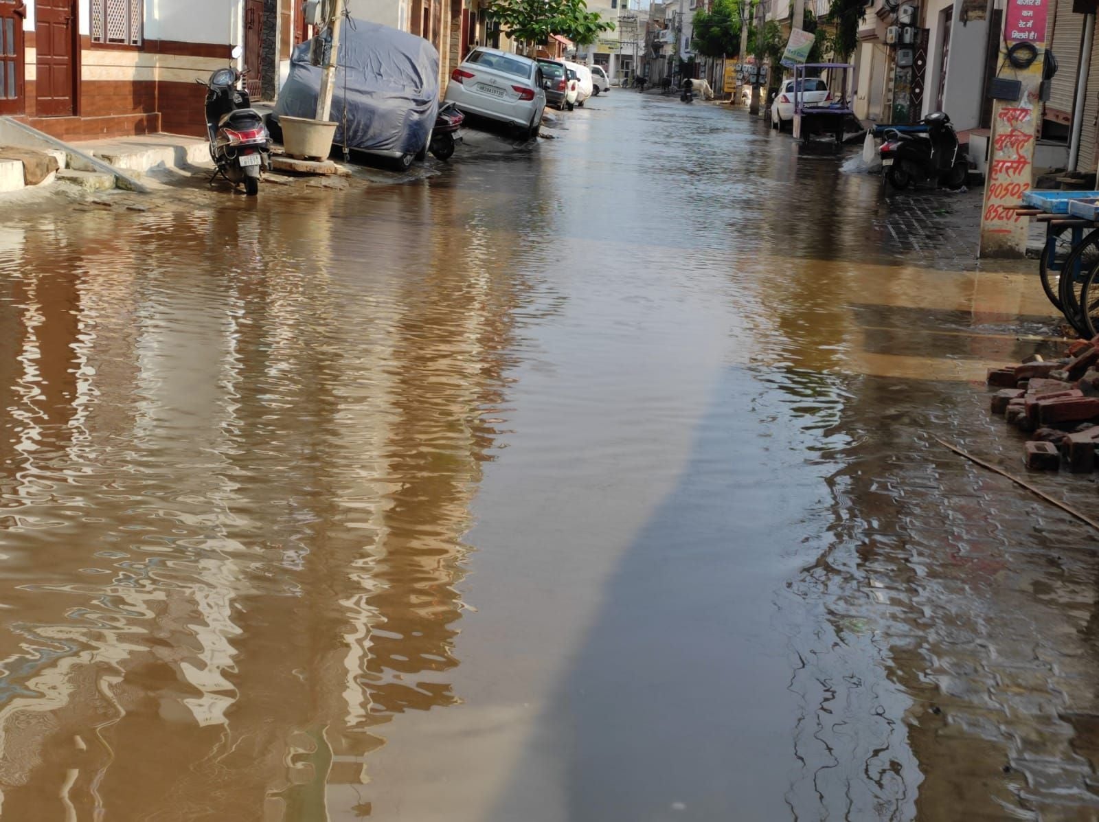महाबीर कॉलोनी में फाटक वाली रोड पर भरा बारिश का पानी। महाबीर कॉलोनी में फाटक वाली रोड पर भरा बारिश का पानी।