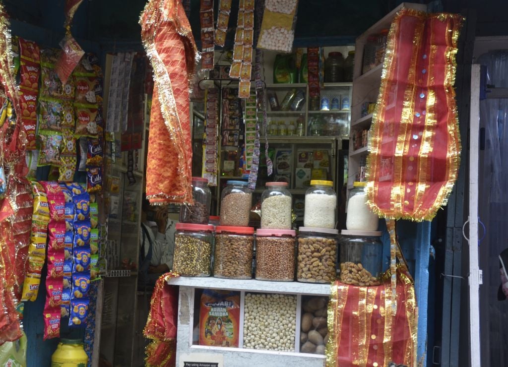 नवरात्र के लिए एक दुकानपर बिक्री के रखे ड्राइ फूड। संवाद