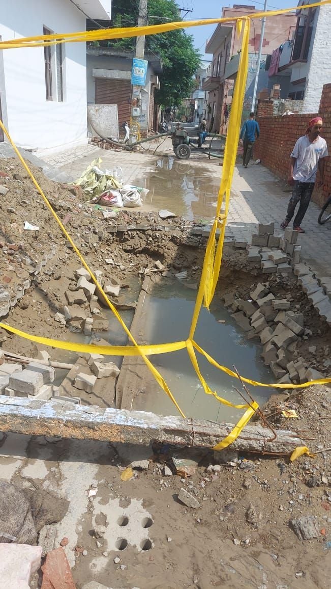 सीवर लाइन धंसने के कारण गली में हुआ गहरा गड्ढा। सीवर लाइन धंसने के कारण गली में हुआ गहरा गड्ढा।