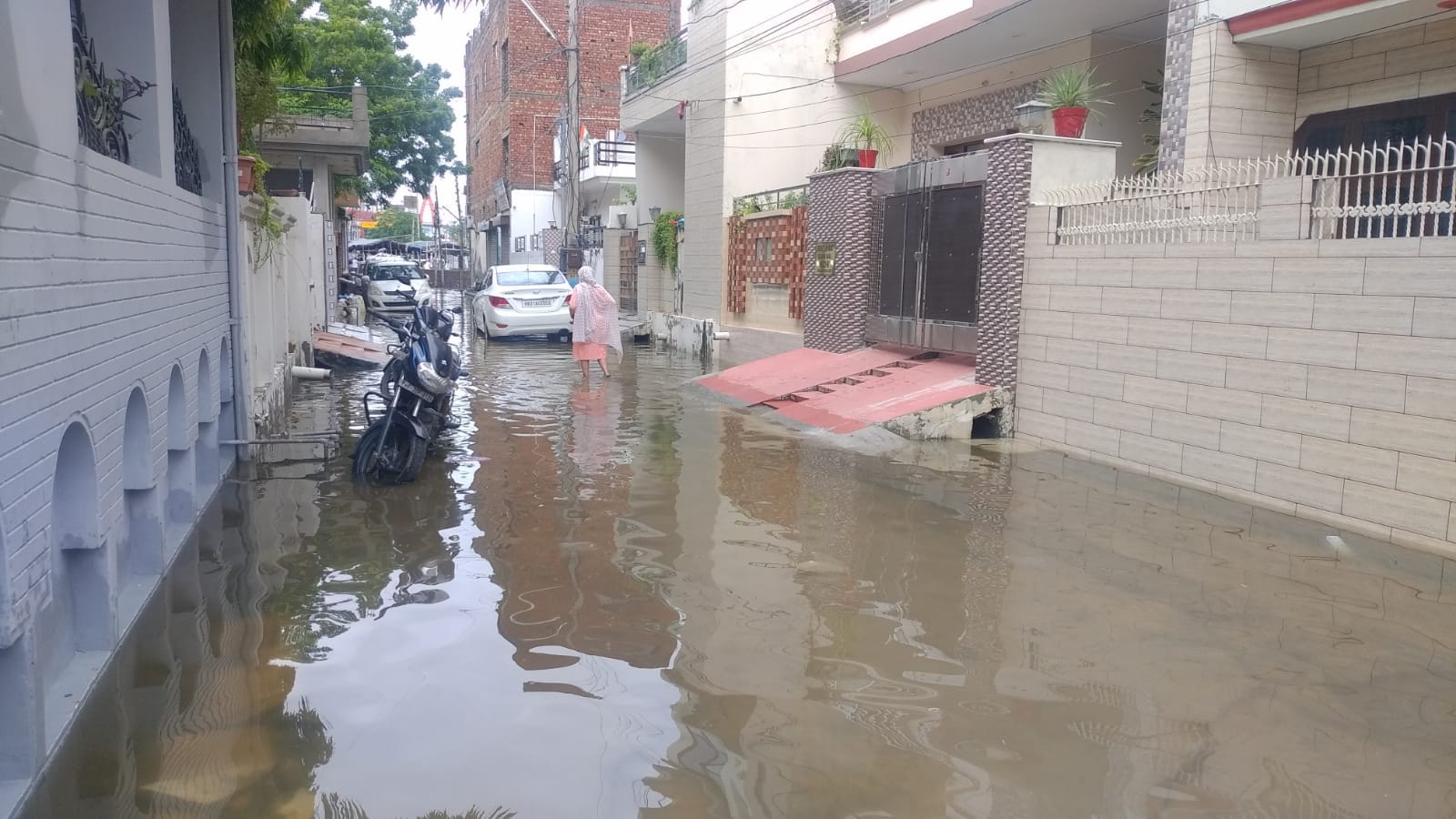 अंबाला सिटी के गुरू अर्जुनपुरा कॉलोनी की मेन गली में हुआ जलमग्न। अंबाला सिटी के गुरू अर्जुनपुरा कॉलोनी की मेन गली में हुआ जलमग्न।