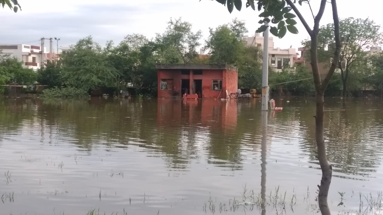 अंबाला सिटी के सेक्टर आठ के एक पार्क में बने कमरो के चारो ओर जमा बरसाती पानी के बीच रह रहा एक परिवा? अंबाला सिटी के सेक्टर आठ के एक पार्क में बने कमरो के चारो ओर जमा बरसाती पानी के बीच रह रहा एक परिवा?