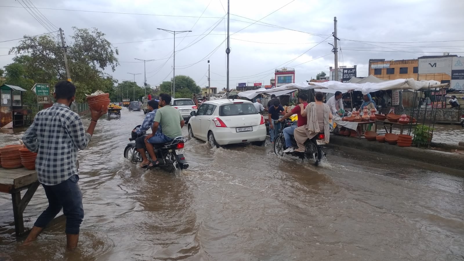 अंबाला सिटी के सेक्टर आठ, नौ व दस की ओर जाने वाली मेन रोड पर हुए जलमग्न के बीच से गुजरते वाहन चालक। अंबाला सिटी के सेक्टर आठ, नौ व दस की ओर जाने वाली मेन रोड पर हुए जलमग्न के बीच से गुजरते वाहन चालक।
