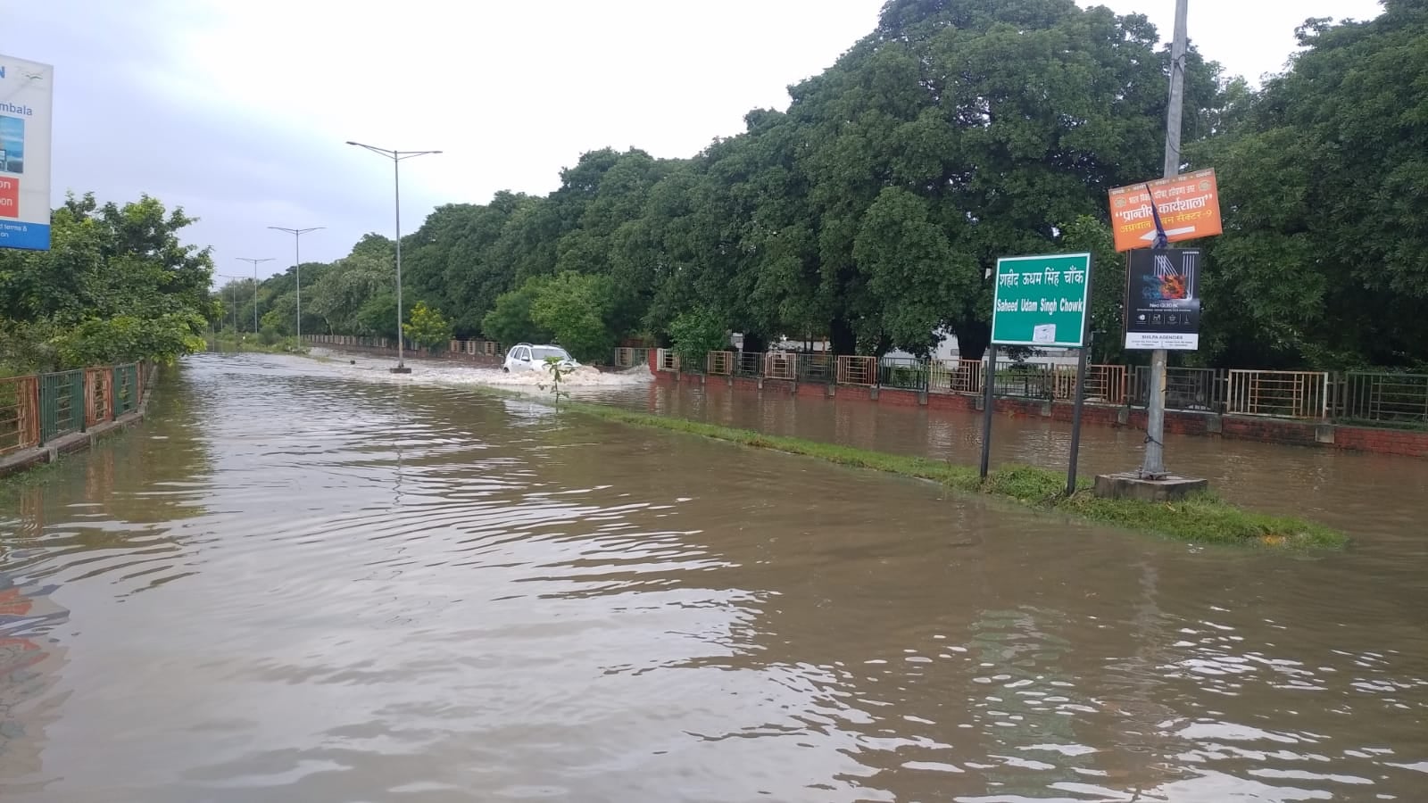 अंबाला सिटी के सेक्टर आठ व नौ के बीच मेन रोड पर नदी की तर्ज पर बहता बरसाती पानी। अंबाला सिटी के सेक्टर आठ व नौ के बीच मेन रोड पर नदी की तर्ज पर बहता बरसाती पानी।