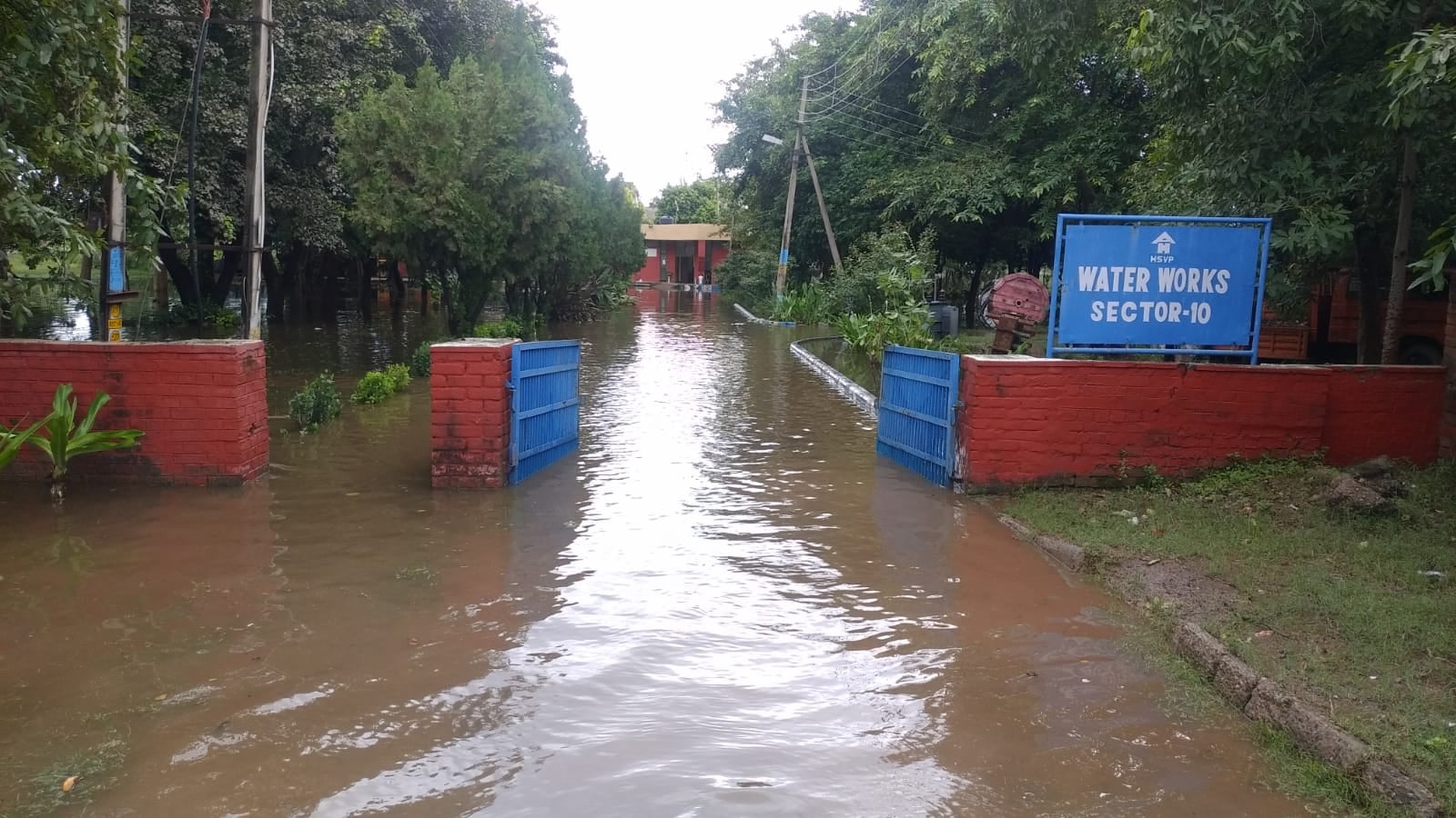 अंबाला सिटी के सेक्टर दस के वॉटर सप्लाई कार्यालय में हुए जलभराव का दृश्य। अंबाला सिटी के सेक्टर दस के वॉटर सप्लाई कार्यालय में हुए जलभराव का दृश्य।