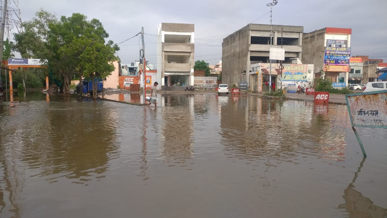 अंबाला सिटी के शक्ति नगर की मेन रोड पर जमा बरसाती पानी। अंबाला सिटी के शक्ति नगर की मेन रोड पर जमा बरसाती पानी।
