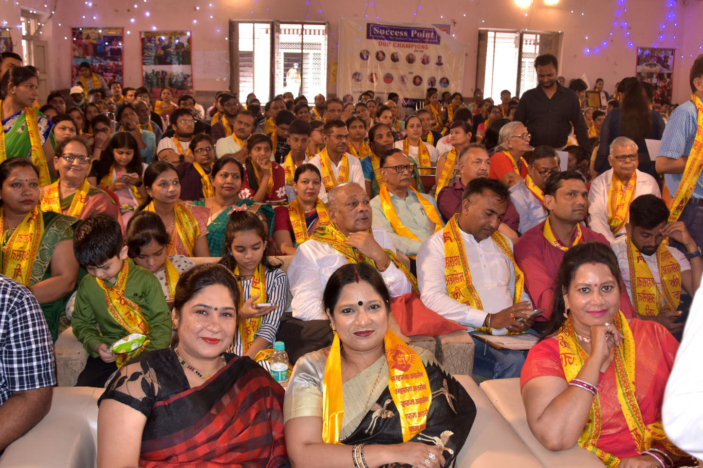 अग्रवाल धर्मशाला में आयोजित अखिल भारतीय वैश्य महासम्मेलन में भाग लेते समाज के लोग