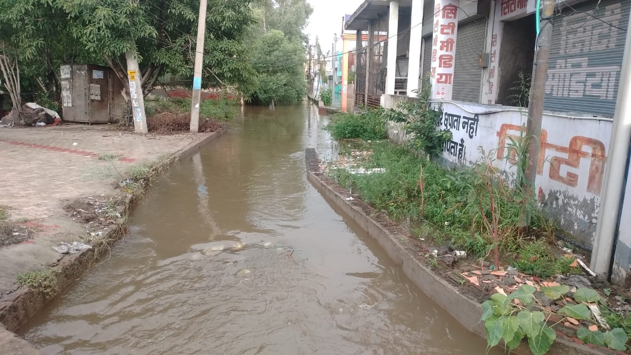 भारी मात्रा में बरसात होने के कारण अंबाला सिटी के मेन नाले चल रहे ओवरफ्लो। भारी मात्रा में बरसात होने के कारण अंबाला सिटी के मेन नाले चल रहे ओवरफ्लो।