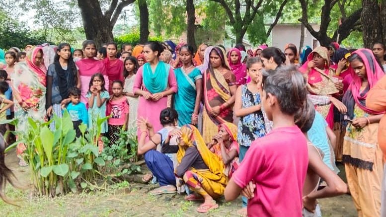 फोटो-34- मौके पर लगी ग्रामीणों की भीड़ फोटो-34- मौके पर लगी ग्रामीणों की भीड़