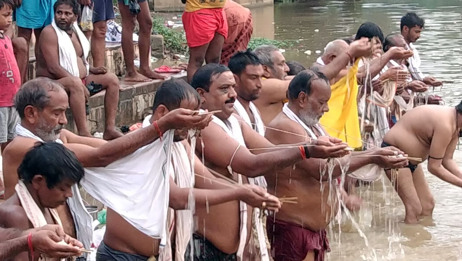 फोटो-9- पितृ विसर्जनी अमावस्या पर मंदाकिनी में डुबकी लगाने के लिए पूर्वजों को जल तर्पण करते भक्तग?