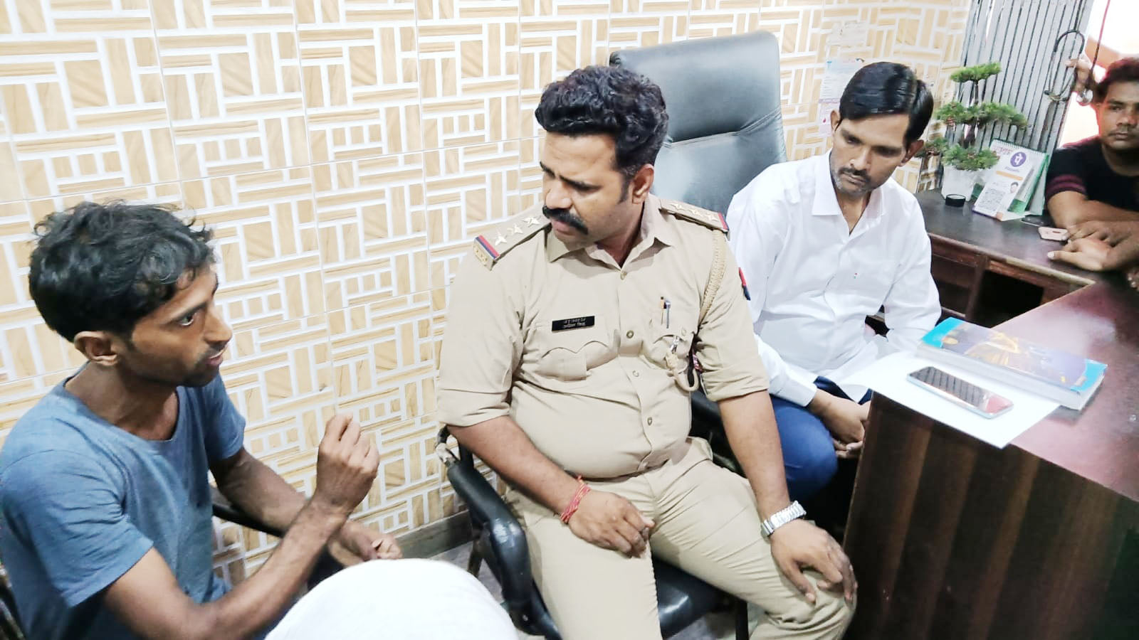 गढ़ में युवक की हत्या के बाद जानकारी करते इंस्पेक्टर अमित सिंह। गढ़ में युवक की हत्या के बाद जानकारी करते इंस्पेक्टर अमित सिंह।