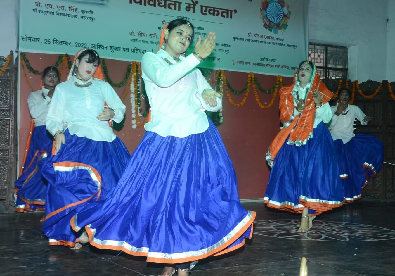मुन्ना लाल डिग्री कॉलेज में आयोजित कार्यक्रम में प्रस्तुति देती छात्राएं मुन्ना लाल डिग्री कॉलेज में आयोजित कार्यक्रम में प्रस्तुति देती छात्राएं