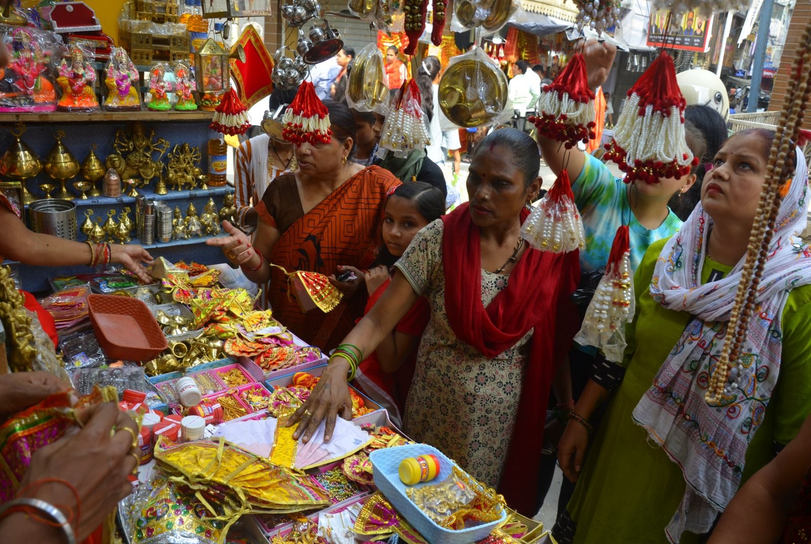 नवरात्र के लिए पूजा सामग्री खरीदती महिलाएं। संवाद नवरात्र के लिए पूजा सामग्री खरीदती महिलाएं। संवाद