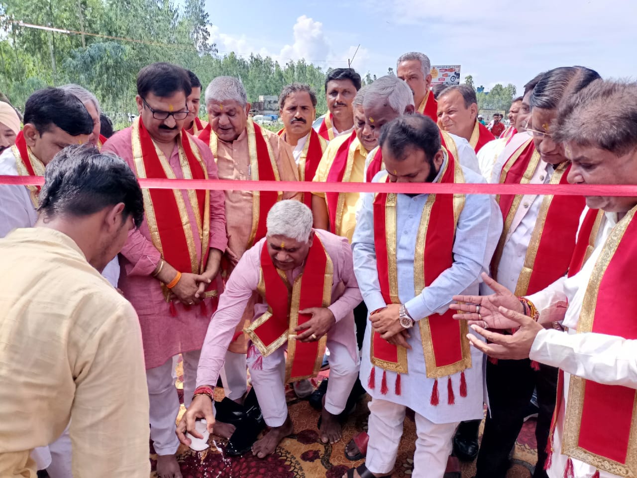 सिद्वपीठ में नवरात्र मेले का नारियल फोड़ शुभारंभ करते राज्य मंत्री सिद्वपीठ में नवरात्र मेले का नारियल फोड़ शुभारंभ करते राज्य मंत्री