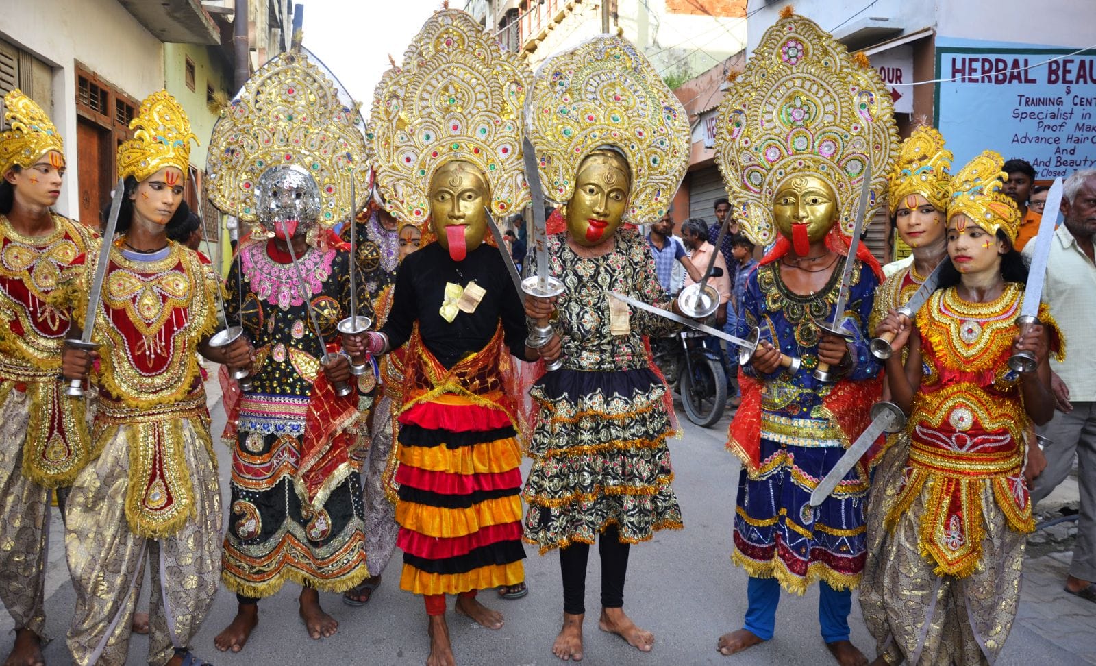 शहर में शिव विवाह शोभायात्रा निकाली गई, इसमें शामिल झांकी। संवाद