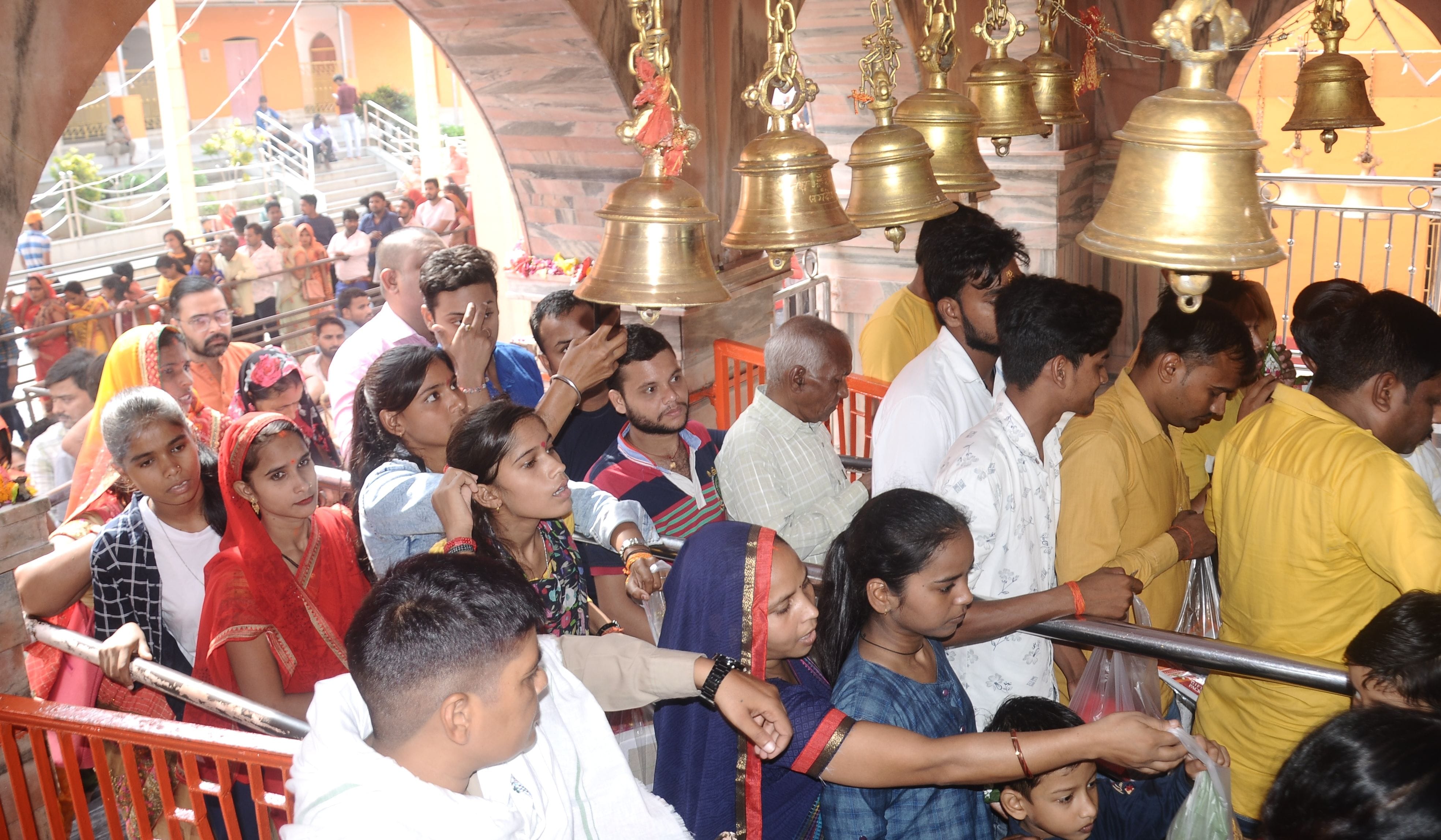 शारदीय नवरात्र पर सोमवार को मां बेल्हा देवी के दरबार में पहुंचे श्रद्धालु। संवाद