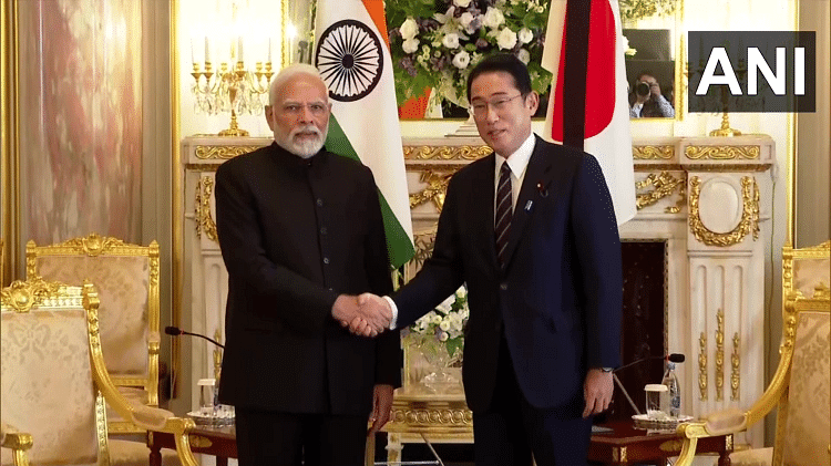 PM Modi Japan Visit: जापानी पीएम से मिले प्रधानमंत्री मोदी, शिंजो आबे के राजकीय अंतिम संस्कार में होंगे शामिल