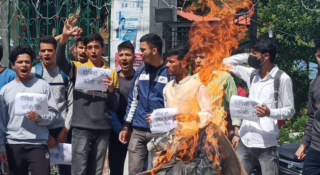 अल्मोड़ा के चौघानपाटा में सरकार का पुतला फूकते आर्यन छात्र संगठन के सदस्य। संवाद