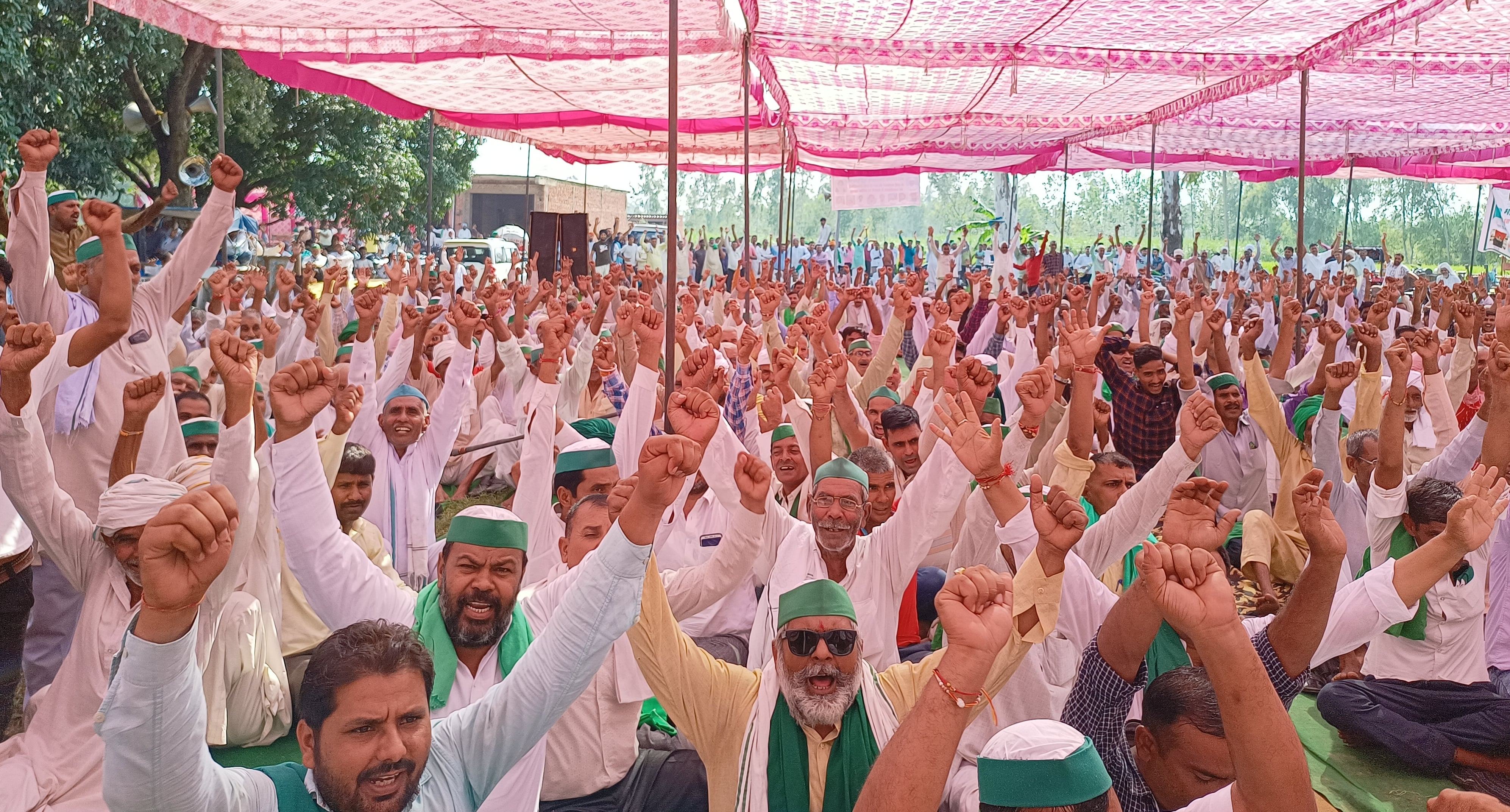 चांदपुर क्षेत्र के जलीलपुर में भाकियू की पंचायत में मौजूद भीड़।