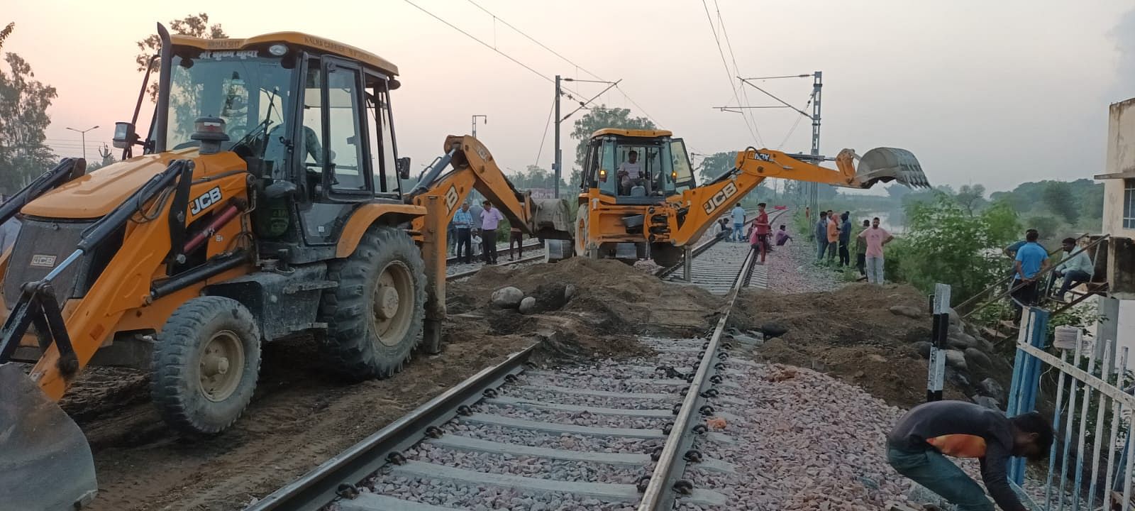 ग्राम शाहजहांपुर में रेलवे ट्रैक को ठीक करती रेलवे की तकनीकी टीम ग्राम शाहजहांपुर में रेलवे ट्रैक को ठीक करती रेलवे की तकनीकी टीम