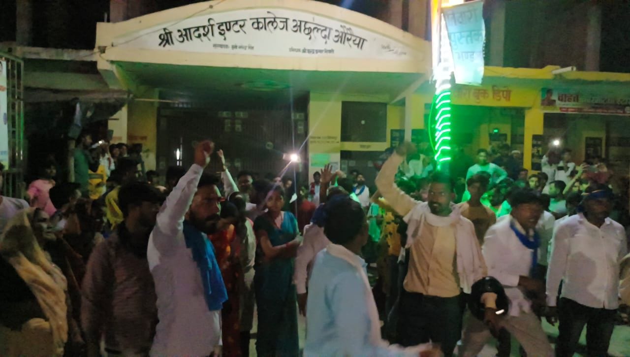 कॉलेज के बाहर हंगामा करते ग्रामीण व भीम आर्मी के सदस्य। संवाद