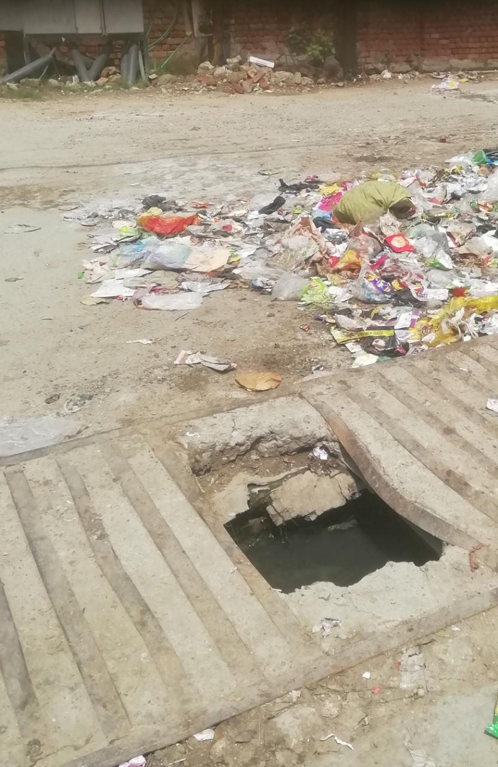 मोहल्ला शिवपुरम में खुला पड़ा मेनहोल। संवाद मोहल्ला शिवपुरम में खुला पड़ा मेनहोल। संवाद