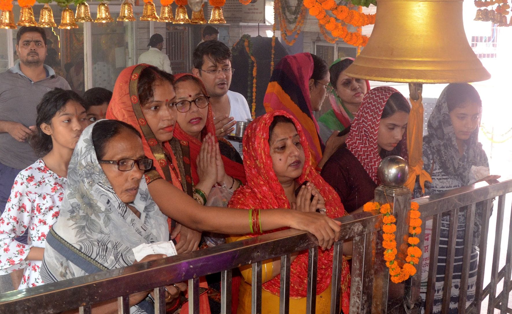 नौरंगाबाद नौदेवी मंदिर में पूजा करते श्रद्धालु। संवाद नौरंगाबाद नौदेवी मंदिर में पूजा करते श्रद्धालु। संवाद