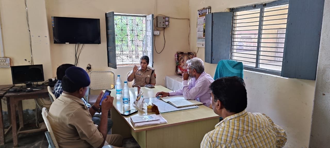 औरैया में छात्र की मौत... कॉलेज में प्रधानाचार्य व शिक्षकों से पूछताछ करती एसपी। संवाद औरैया में छात्र की मौत... कॉलेज में प्रधानाचार्य व शिक्षकों से पूछताछ करती एसपी। संवाद