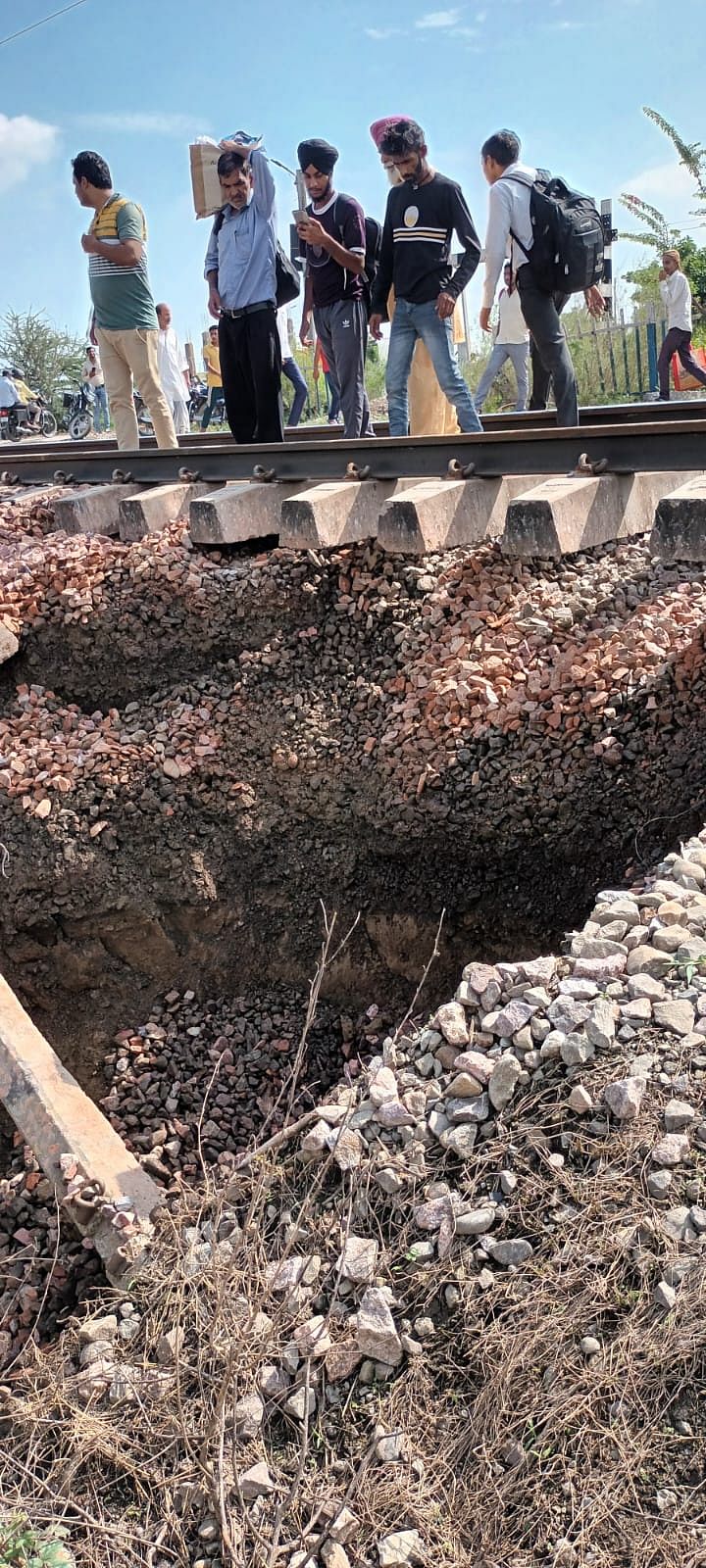 शाहजहांपुर के पास रेलवे लाइन पर हुआ मिट्टी का कटाव