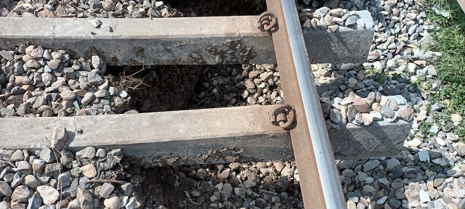 शाहजहांपुर में रेलवे लाइन के नीचे से हटी मिट्टी और पत्थर