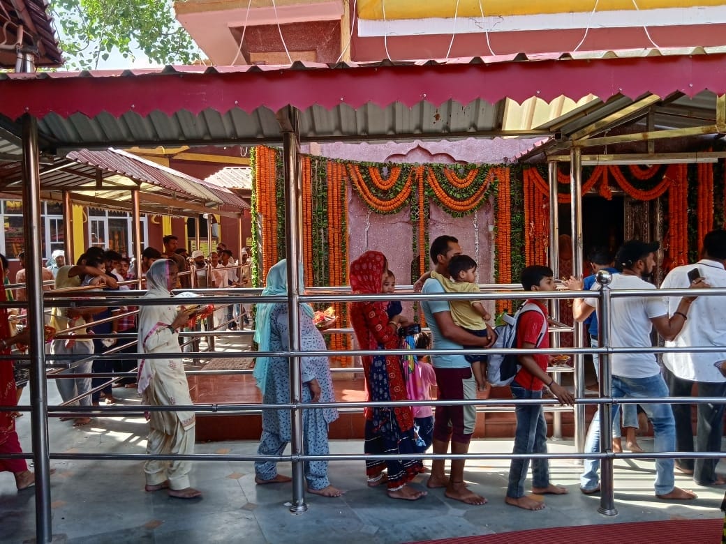 त्रिलोकपुर मेले में पहले नवरात्र पर माता के दर्शनों के लिए कतारों में खड़े श्रद्धालु। संवाद