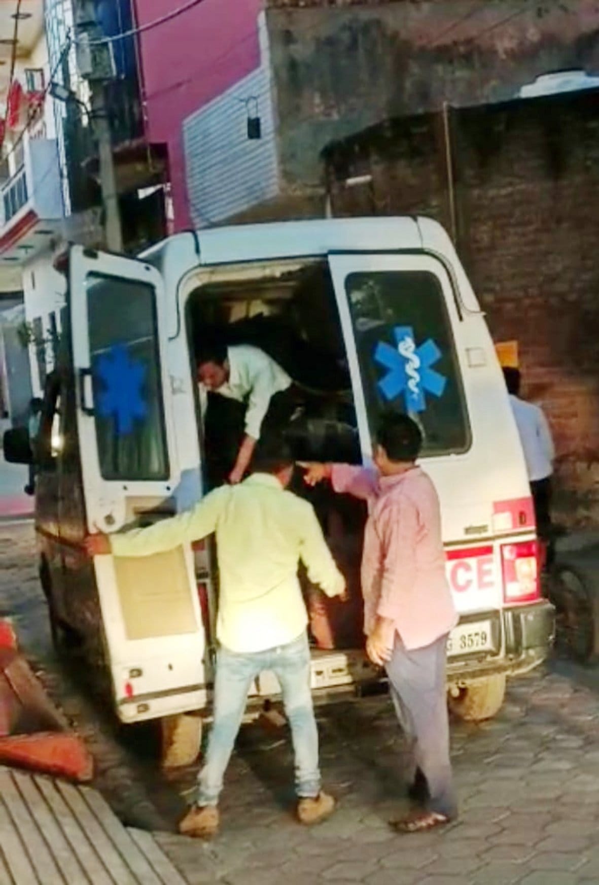 अरे जरा ध्यान से रखो मेरे घर का बहुत कीमती सामान है:बागपत की गली नम्बर छह में कमरा खाली करने के बाद अरे जरा ध्यान से रखो मेरे घर का बहुत कीमती सामान है:बागपत की गली नम्बर छह में कमरा खाली करने के बाद