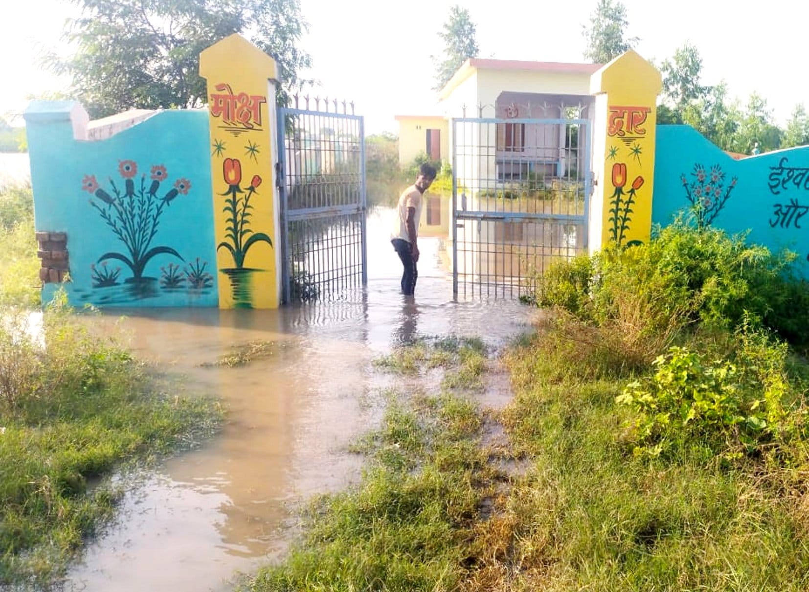 बागपत के फैजपुर निनाना गांव स्थित अंत्योष्टी स्थल में भरा यमुना का पानी बागपत के फैजपुर निनाना गांव स्थित अंत्योष्टी स्थल में भरा यमुना का पानी