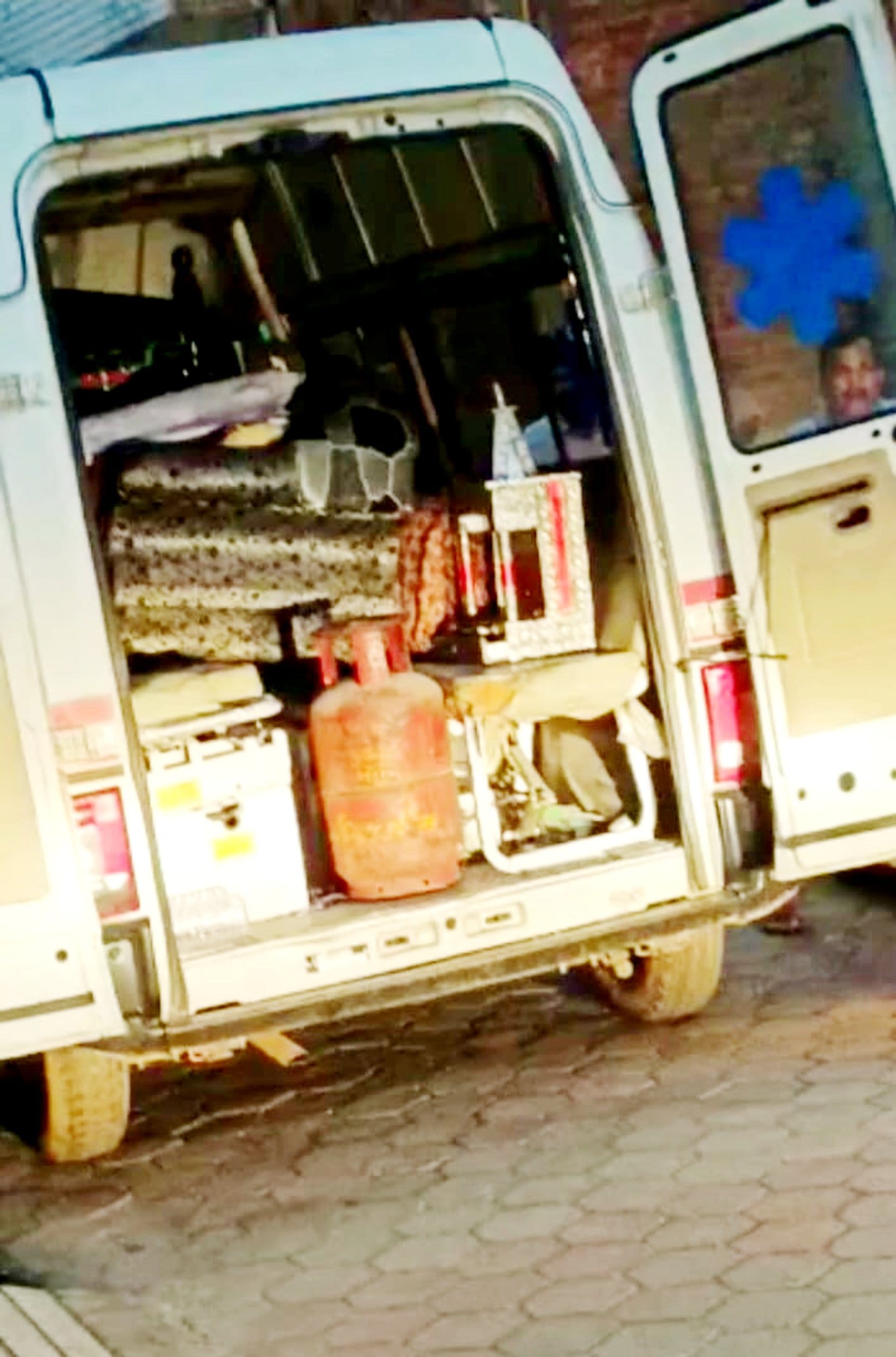 बागपत की गली नम्बर छह में एंबुलेंस में रखा घर का सामान बागपत की गली नम्बर छह में एंबुलेंस में रखा घर का सामान