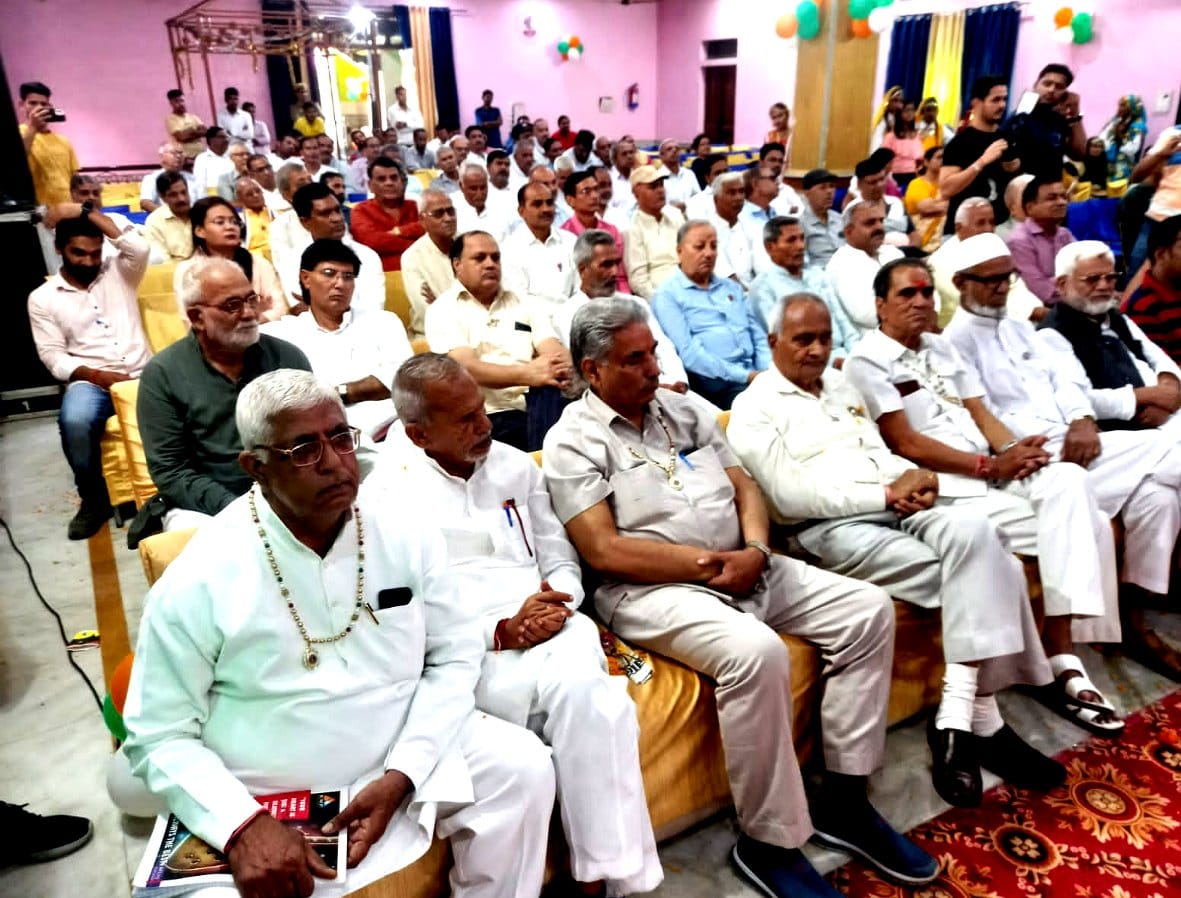 बागपत के वात्सायन पैलेस में आयोजित कार्यक्रम में भाग लेते शहर के गणमान्य लोग बागपत के वात्सायन पैलेस में आयोजित कार्यक्रम में भाग लेते शहर के गणमान्य लोग